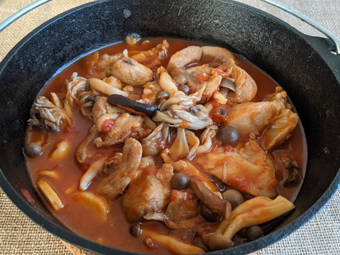 ダッチオーブンで調理!鶏肉ときのこのトマト煮☆